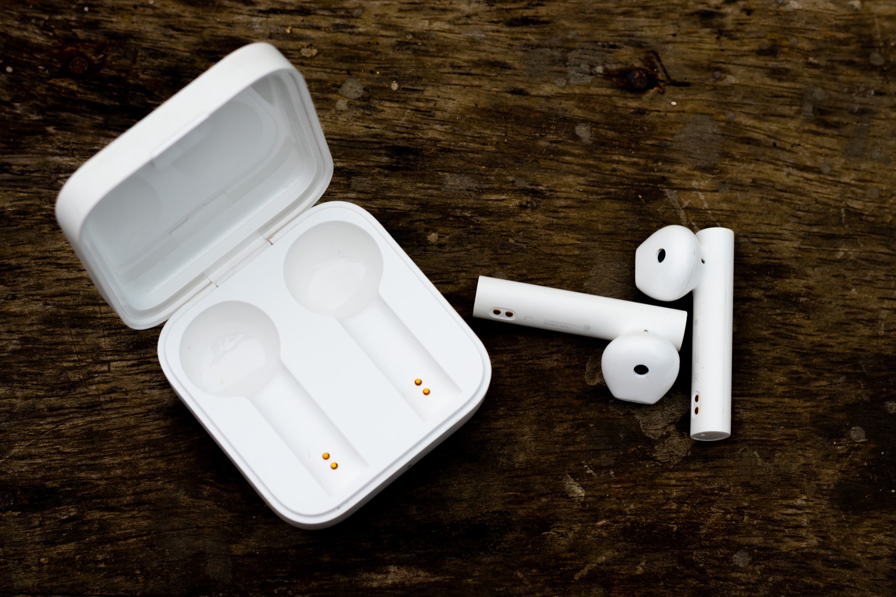 Wireless earbuds and charging case
